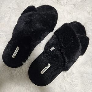 NWOT Strappy Cozy Black Faux Fur Slippers